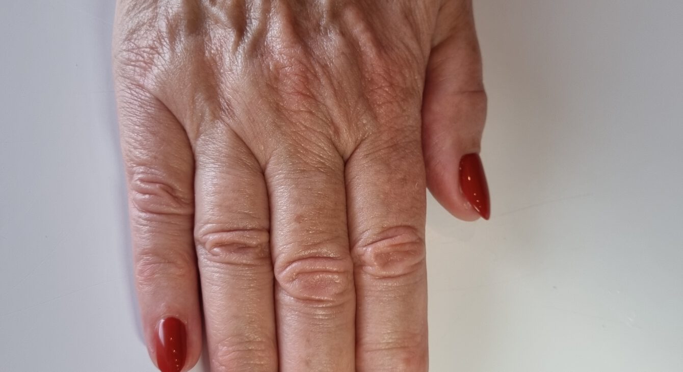 Wit randje zijn gelnagels met french manicure en nailart folie 2