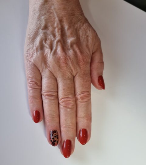 Wit randje zijn gelnagels met french manicure en nailart folie 2