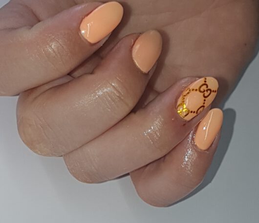 gelnagels met nagelfolie op ringvinger.